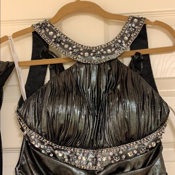 Metallic Detailed Gown - Picture 2 of 7